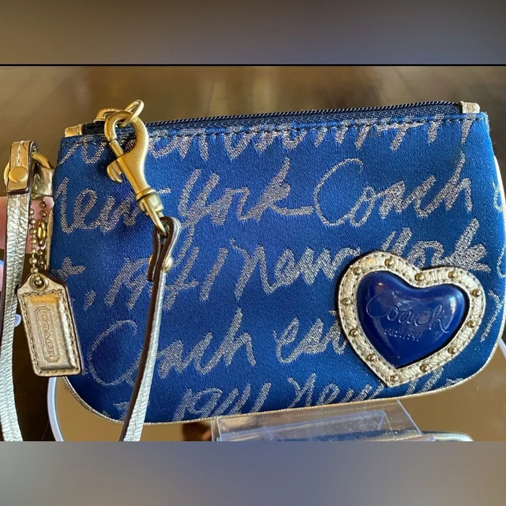 COACH 1941 NEW YORK LOVE HEART WRISTLET NAVY & GOLD METALLIC